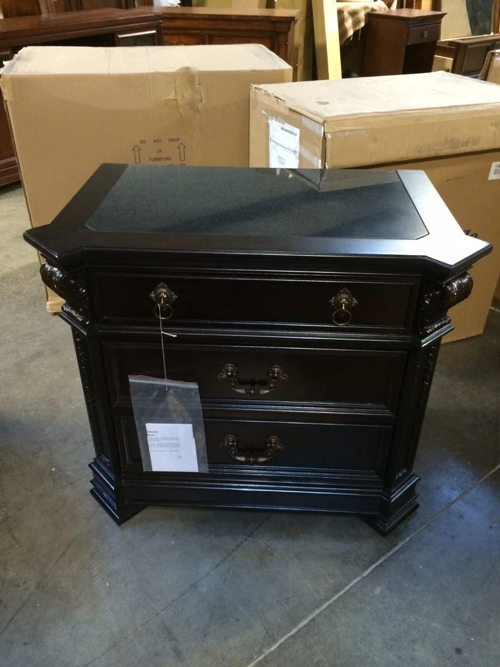 Thomasville Furniture Brompton Hall King 6 Piece Bedroom Set - Image 4 of 4