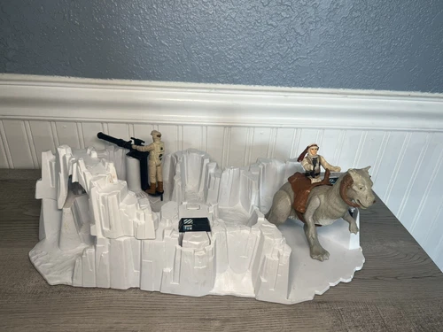Vintage 1980s Kenner Star Wars Hoth Base,TaunTaun,Hoth Luke Skywalker, Commander