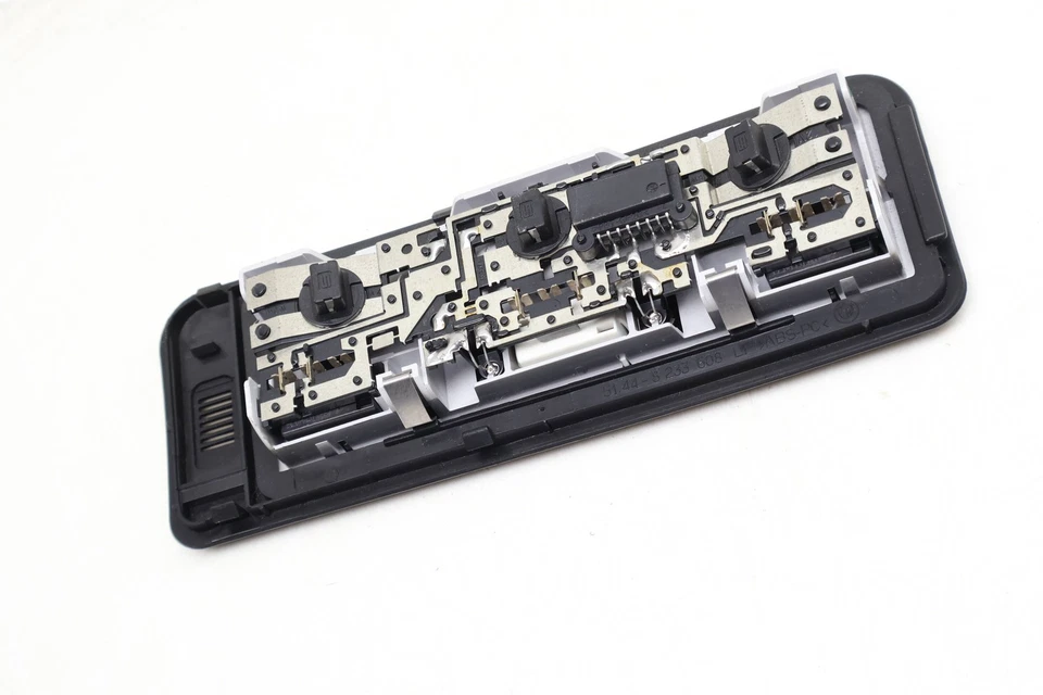 2001-2006 BMW 330CI - передний купольный фонарь / карта 8233608 - Изображение 2 из 4