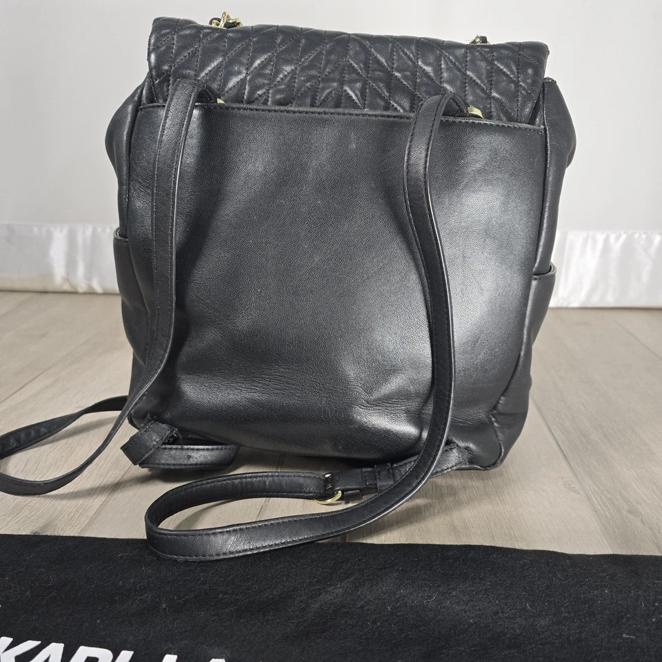 Mochila de cuero Karl Lagerfeld Paris negra acolchada cadena bloqueo giratorio LHB11256 Foto 3 de 4