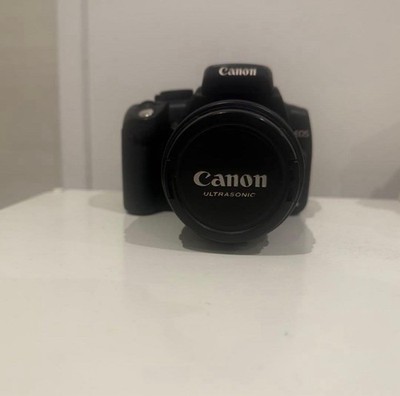 Canon EOS Digitale Spiegelreflexkamera mit EF-S 18-55mm Objektiv leicht gebra...
