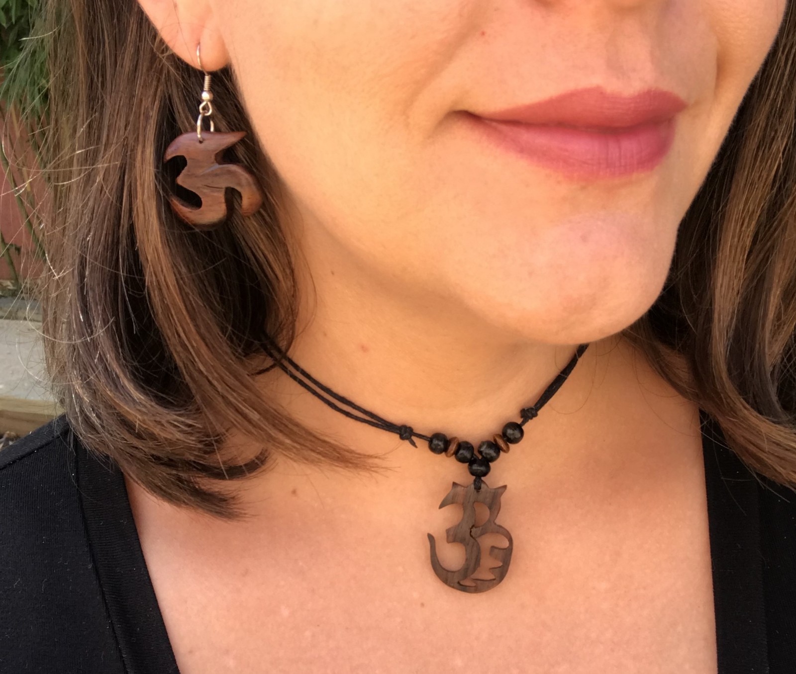 Parure OM AUM en bois de suar sculpté à la main, bijoux d'art hindou