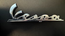 Original Piaggio Vespa Emblem „Vespa“ – Links – Seitenhaube (Teilenummer 577081)