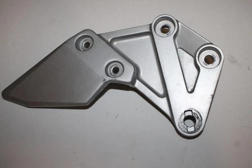 BRACKET, FRONT FOOTREST RH | SV650SK3