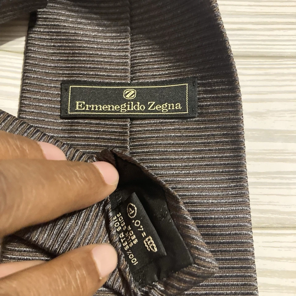 Corbata de seda Ermenegildo Zegna gris carbón texturizada con tiras hecha en Italia Foto 4 de 4