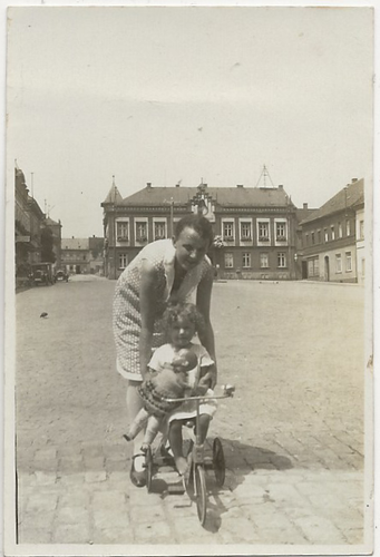 49/613 FOTO ALTE ZEITEN KIND MIT DREIRAD UND PUPPE - MARKTPLATZ