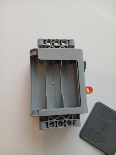 LEGO 8881 Power Functions Battery Box, Takes 6AA Batteries - Picture 8 of 8