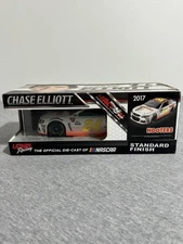 Chase Elliott 2017 Hooters #24 Chevrolet SS 1:24 Diecast NASCAR Lionel New