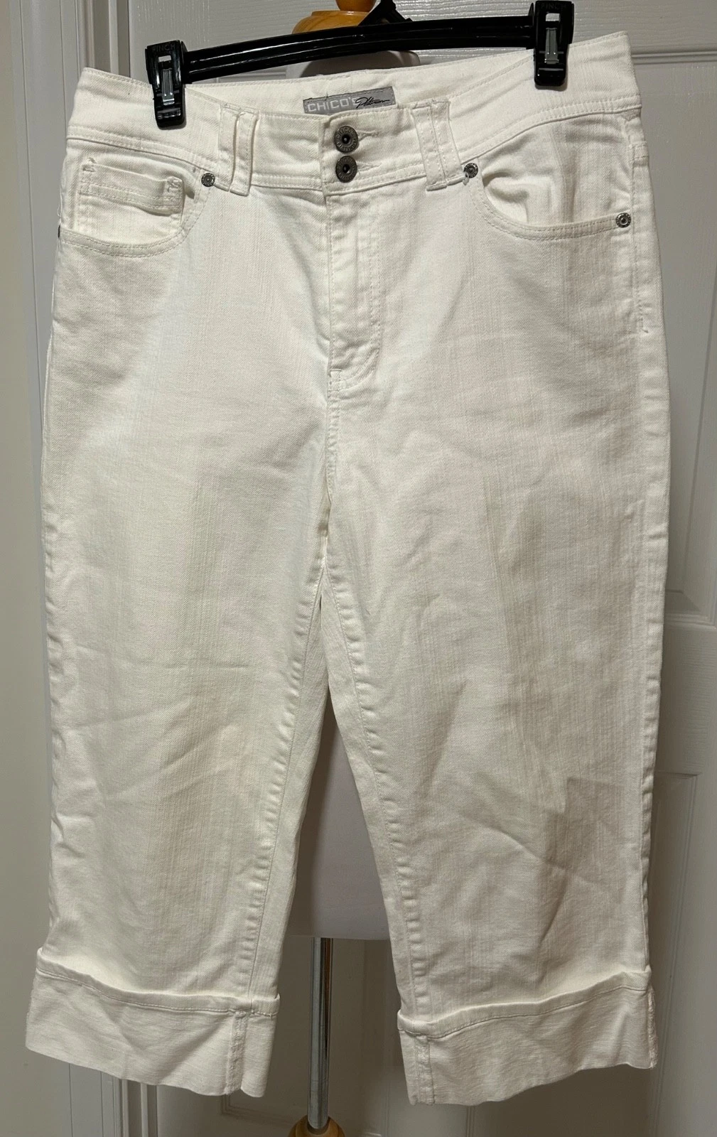 Chicos Platinum Pants Womens 1.5 White Denim Capri Crop Stretch Cotton 10 M
Opens in a new window or