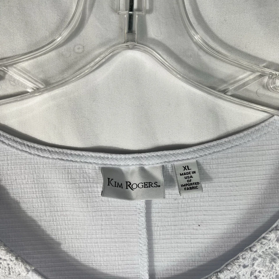 Blusa informal de manga corta con detalle de encaje de gasa ligera blanca Kim Rogers Foto 3 de 4