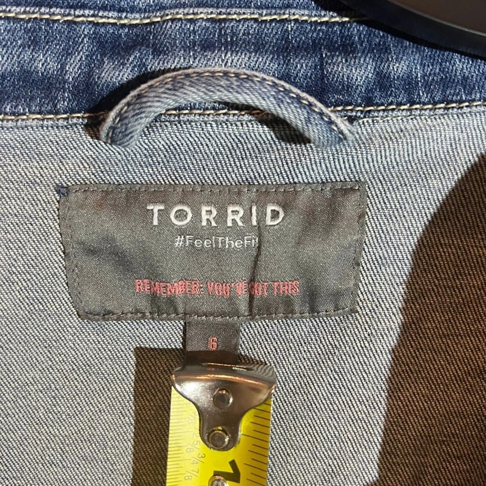 Chaqueta de camionero de mezclilla desgastada Torrid para mujer lavado medio talla 6X (4x 30 ptp) Foto 3 de 4