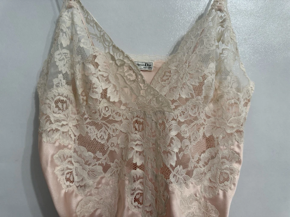 De Colección Christian Dior Mujer S Lencería Rosa Claro Encaje Borde Body Peluche Mameluco Foto 2 de 4