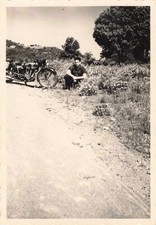 ANCIENNE PHOTOGRAPHIE 1946 JEUNE HOMME PROMENADE A MOTO A REILHAC?