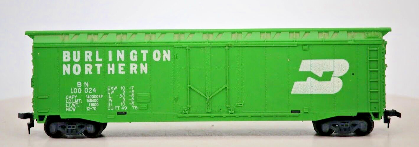TYCO HO 50' Plug Door BOXCAR BURLINGTON NORTHERN 100024 w/ GREEN ROOF 1:87 Gauge