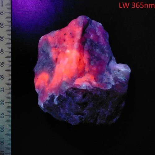 Sodalite & Phlogopite Mica fluorescent short & long wave mineral specimen 0.23kg - Picture 2 of 9