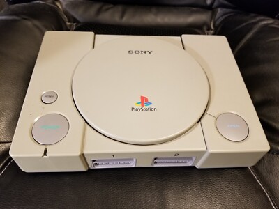 Sony ps one + 8 jeux + 1 manette + rallonge +carte mémoire