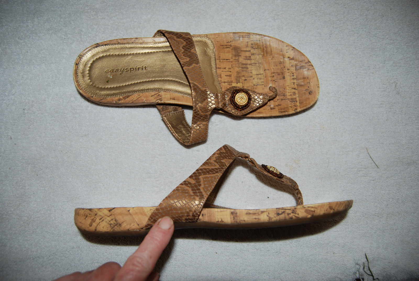 APL Sandali infradito EASY SPIRIT modello finta pelle di serpente marrone dorato con accento perline 9 5
