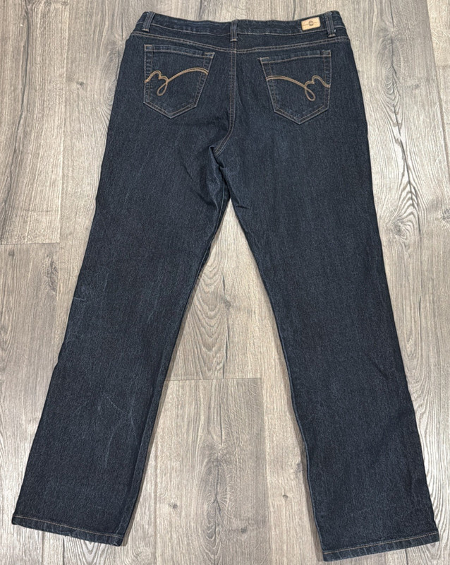 Size 12 Bandolino Blu Mandie Woman’s Straight Leg Blue Jeans Dark Denim Stylish