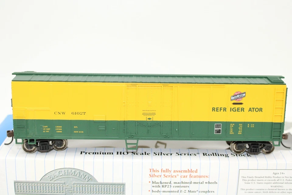 Bachmann HO Scale CNW Chicago North Western 50' Steel Reefer Car NOS 17905 - Image 2 of 4
