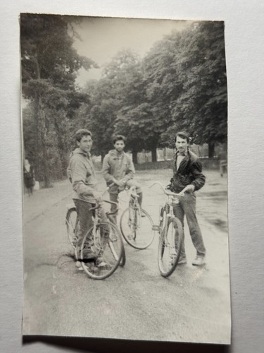 1970s Handsome Students Men Bicycles Vintage Photo Snapshot - 第 5/7 張圖片