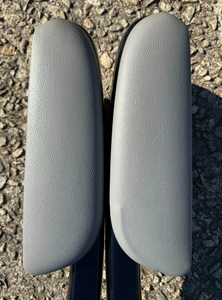 Toyota Sienna 2004-2010 OEM puerta conductor y pasajero tapicería negra gris reposabrazos tapas Foto 2 de 4