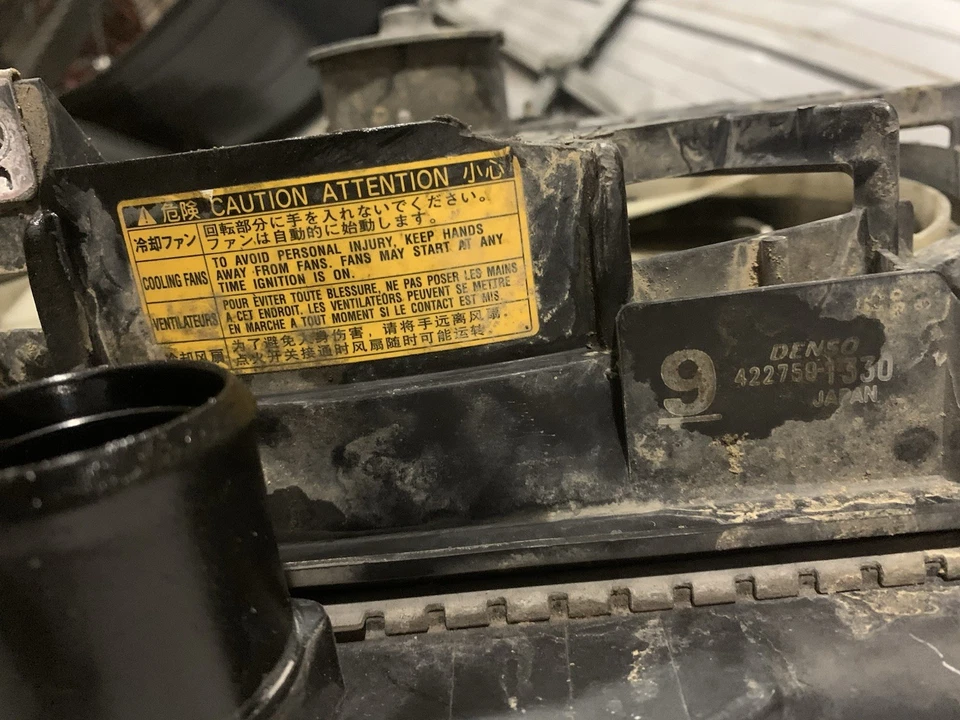 Radiador de refrigeración del motor Lexus IS250 2006-2010 2,5 L AWD con cubierta del motor del ventilador OEM Foto 3 de 4