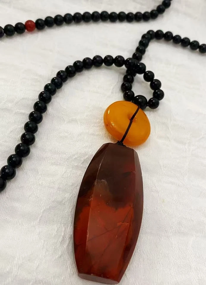 Antiguo collar chino de ágata roja sureña, ámbar y ágata negra Foto 3 de 4