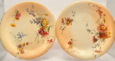 Paar antike Royal Worcester handbemalte Teller Rouge Elfenbein, 1899