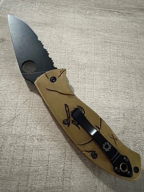 Navaja de bolsillo Spyderco Tenacious Samurai Ronin de latón de 3,39 pulgadas - C122PSTNBK Foto 3 de 4