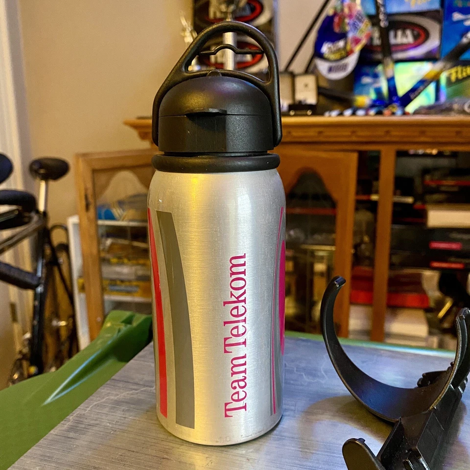 BOTELLA DE AGUA PARA BICICLETAS GIGANTES TEAM T-MOBILE TELEKOM NUEVO DE STOCK - ALUMINIO - MUY RARA Foto 4 de 4