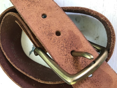 GUESS Brown Leather Studded Boho Belt Sz 34 Stars Circles 1.5" W Brass Buckle - Foto 3 di 11