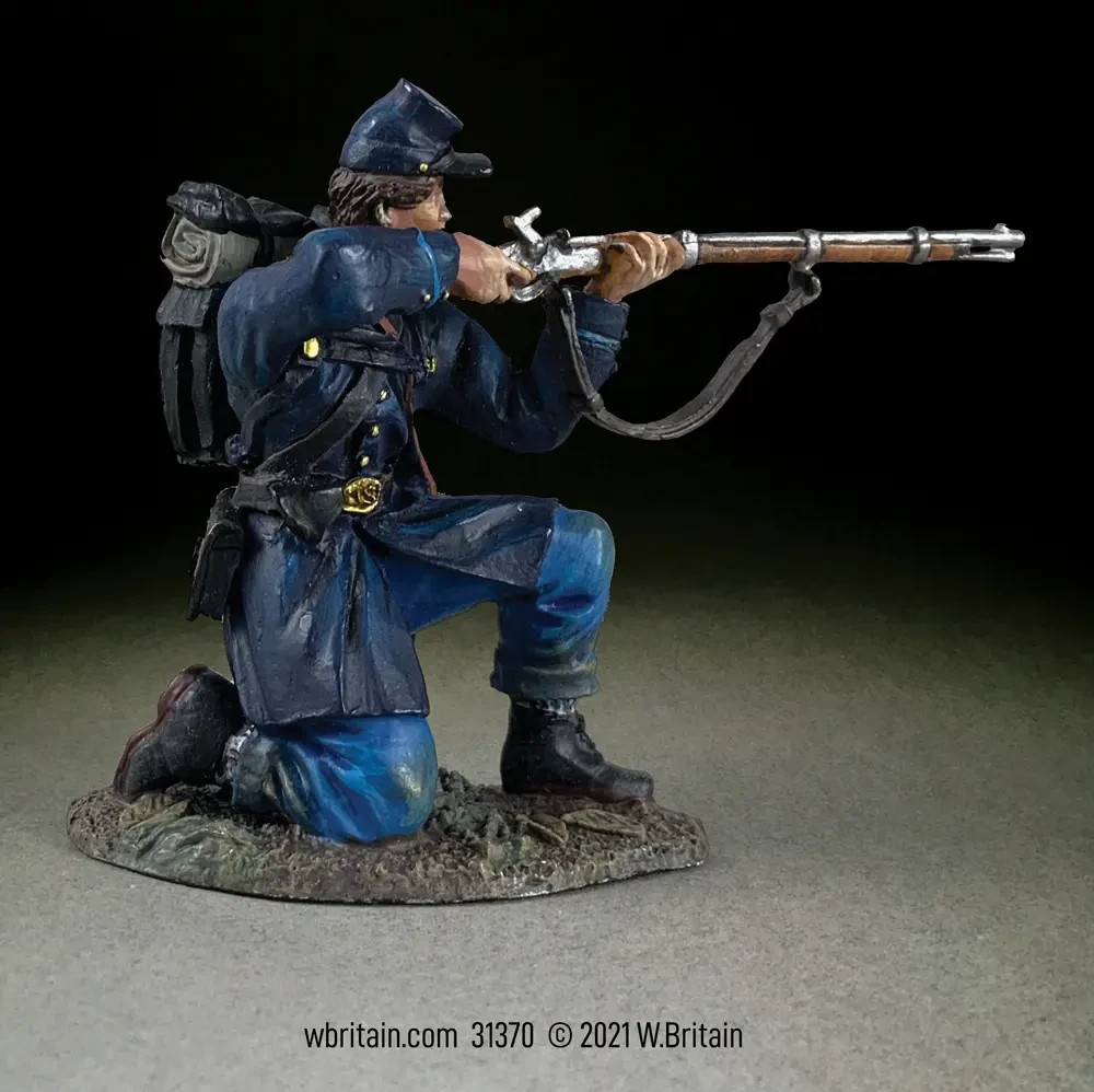 BRITAINS SOLDIERS 31370 - Federal in Frock Coat Kneeling Firing - Diecast Figure