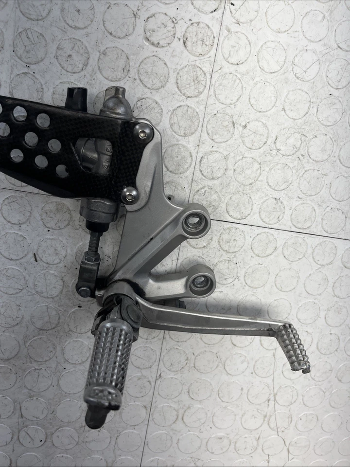 2004-2005 SUZUKI GSXR 600-750 RIGHT DRIVER REARSET W/ REAR BRAKE SYSTEM OEM - Image 3 of 4