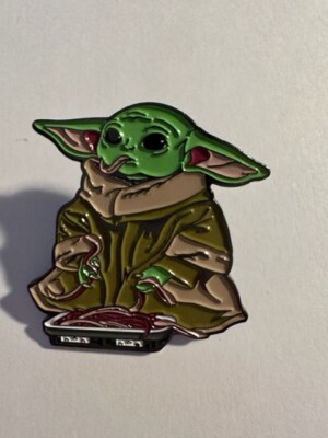 Disney Star Wars Book of Boba Fett The Mandalorian Pin LE (C8)