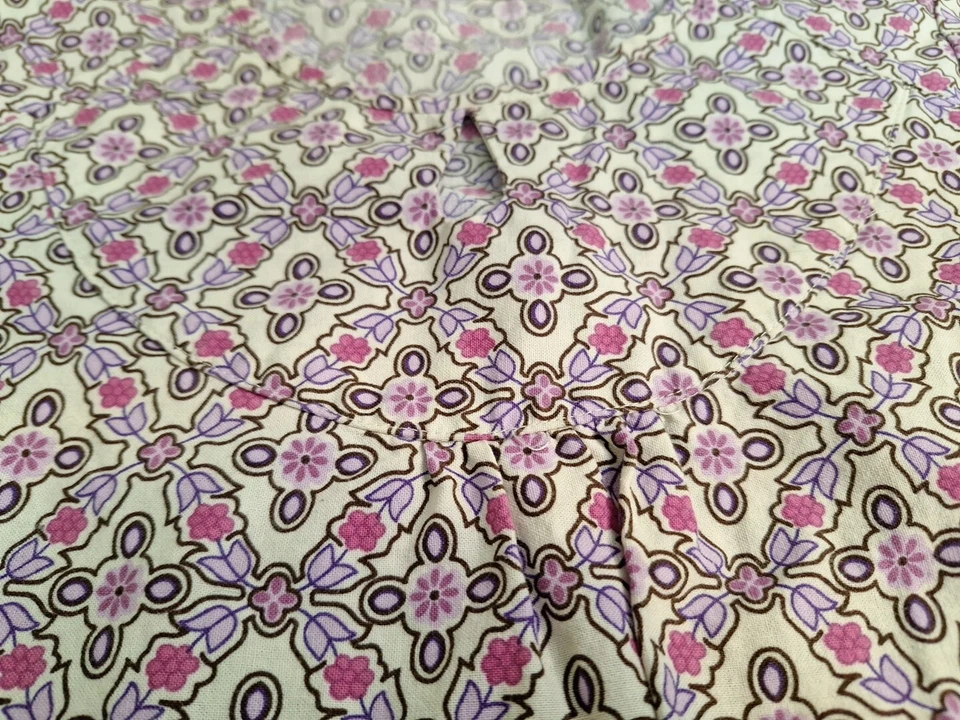 Blusa Médica Mujer Marca Cruz Blanca Talla XS Floral Morado, Rosas, Marrón, Marfil Foto 4 de 4