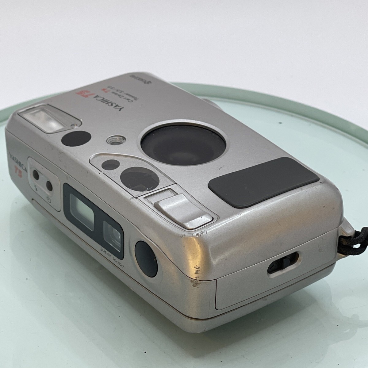 Yashica T5 Carl Zeiss T* Tessar 35mm f/3.5 Kyocera Compact Yashica T5 Carl Zeiss T* Tessar 35mm f/3.5 Kyocera Compact