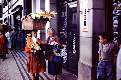 1950s Street Scene Woman With Basket On Head Red Border Kodachrome Slide BF-B