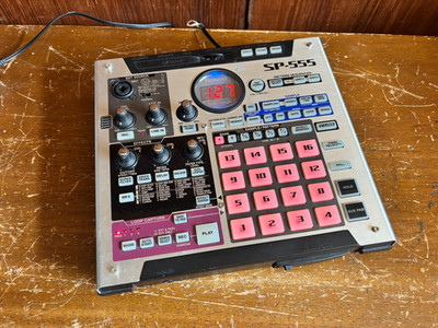 Roland SP-555 Creative Sampler mit Performance Effekten mit Netzteil