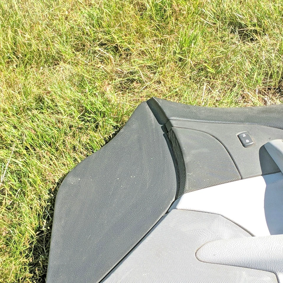 GM 15236101 2005-2013 Chevrolet Corvette panel de puerta de pasajero gris titanio Bose Foto 2 de 4