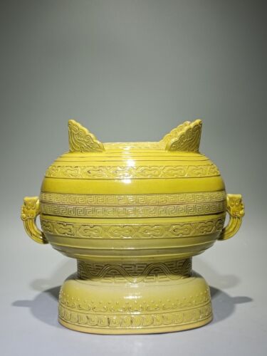 G Beautiful Chinese yellow glaze porcelain carved box