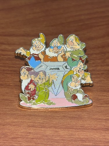 Disney 2006 DLP Paris Cast Lanyard Snow White SEVEN DWARFS WITH DIAMOND Pin