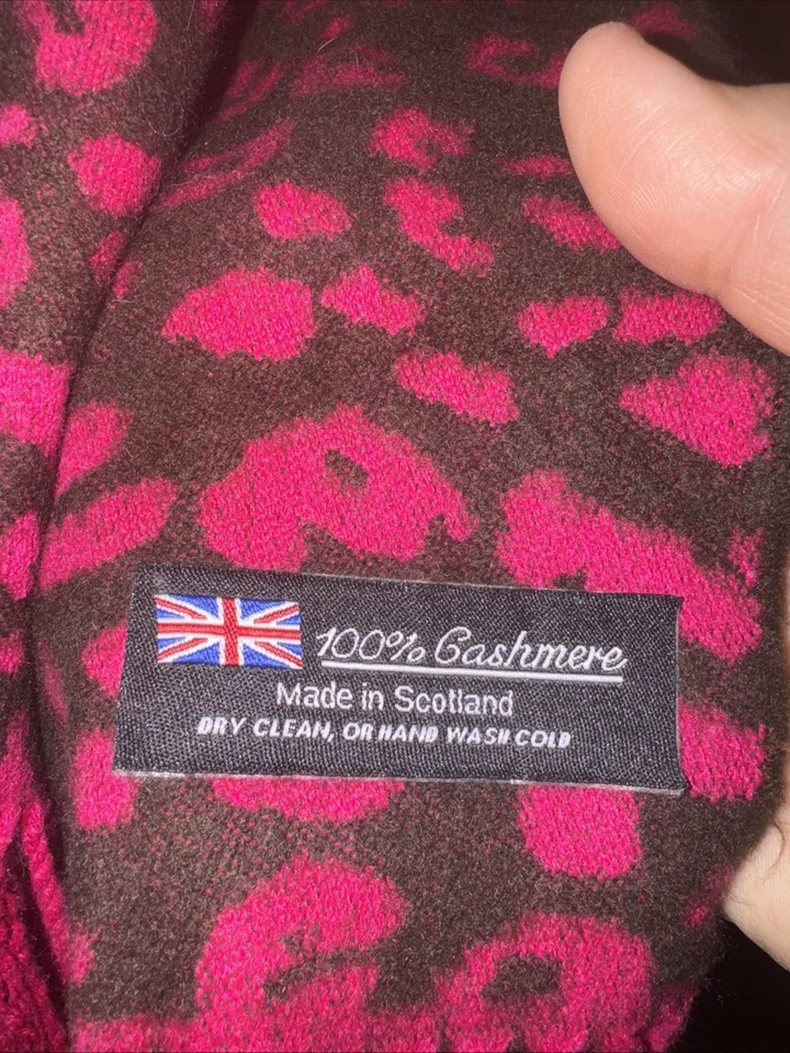 Bufanda 100 % cachemir rosa intenso/negro estampado animal de Escocia Foto 2 de 2