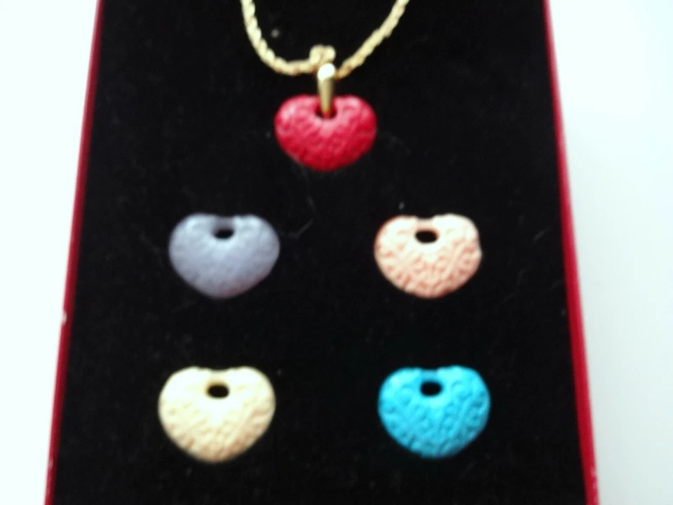 Collar Corazones De Colección KJL Simulado Marfil Coral Turquesa Lucita Color Cambiable Foto 3 de 4