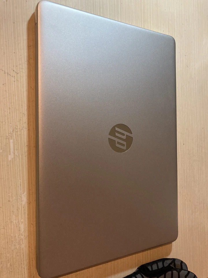 Laptop HP 15,6” 512GB, IntelCoreI5, Intel Iris Xe Graphics,  Argento - Immagine 2 di 4