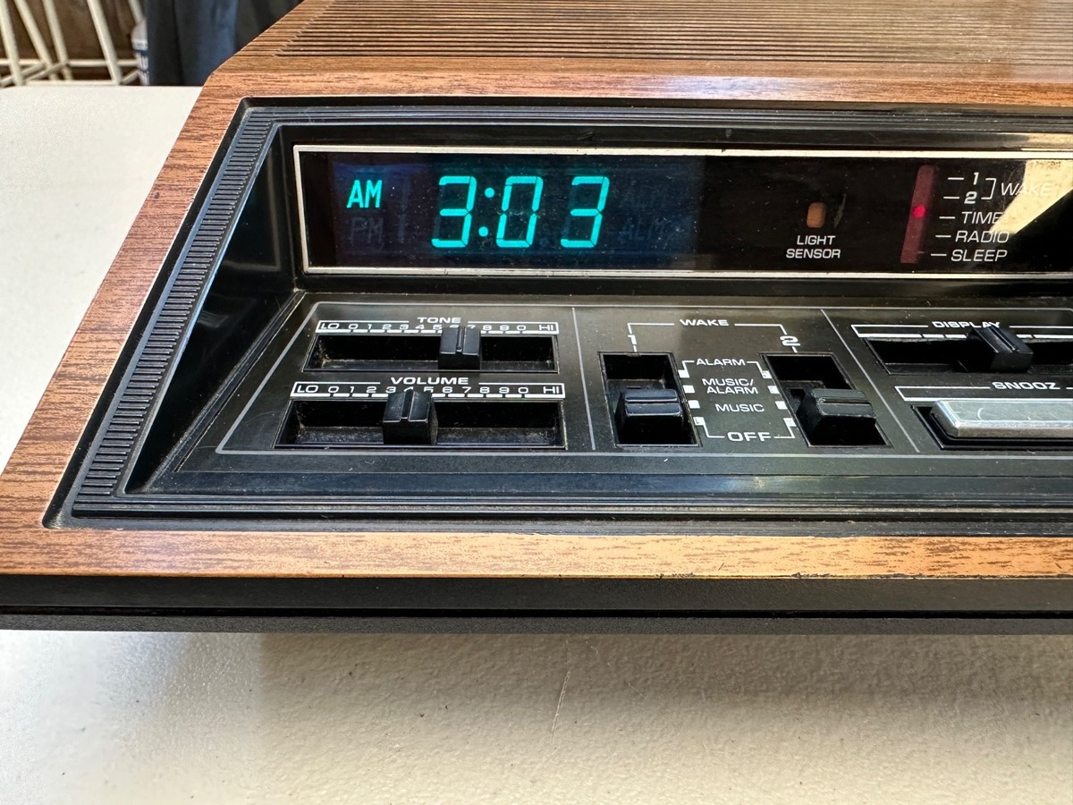 VINTAGE General Electric GE 7-4885A Programmable Alarm Clock Radio