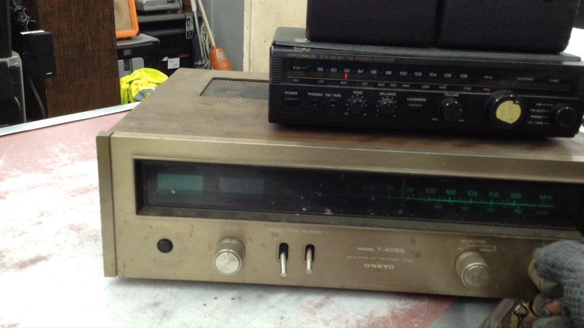 Onkyo T-4055 Solid State AM / FM Stereo Tuner (Left Panel Dimly