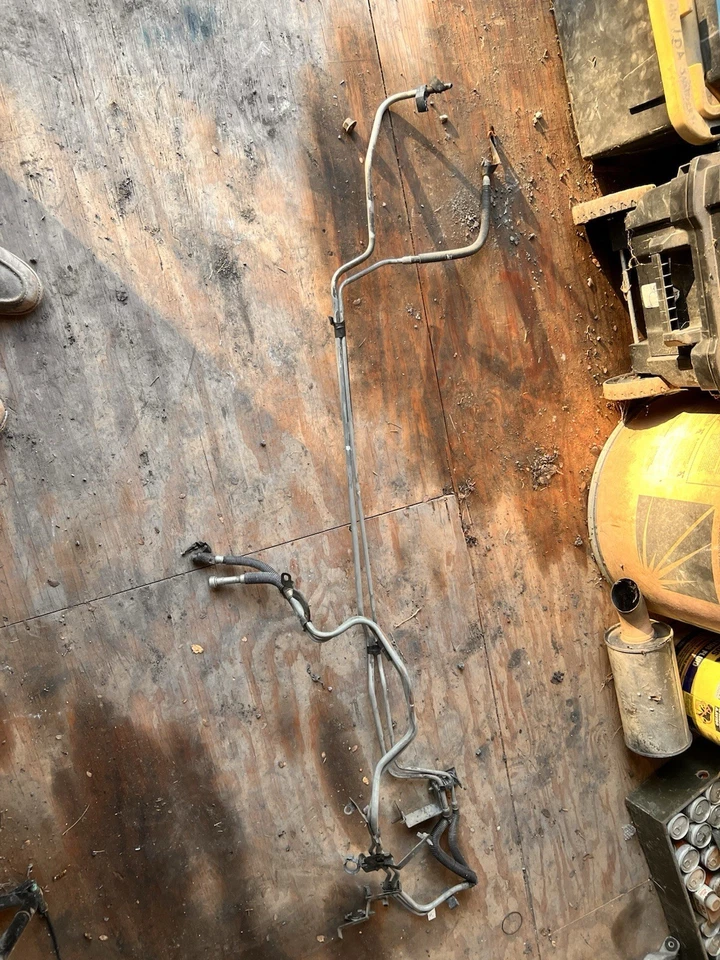 01-04 GMC Sierra y Chevy Silverado 2500 HD doble cabina 6,6 L lb7 Duramax línea de combustible Foto 3 de 4