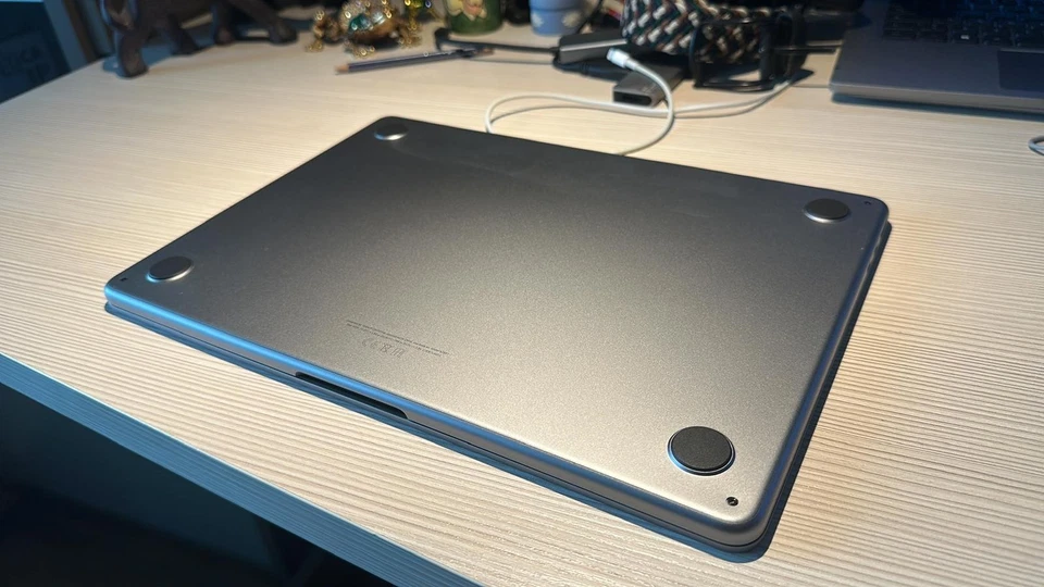 Apple MacBook Air 13,6" (256GB SSD, M2, 8GB) Laptop - Grigio Siderale - Immagine 2 di 3