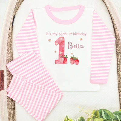 ALLABOUTTHEBUMP Personalisierter Schlafanzug Beere 1. Geburtstag rosa Streifen