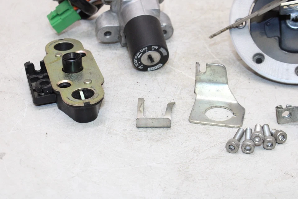 Suzuki GS500F 2009 OEM juego de bloqueo de encendido con tapa de gasolina y bloqueo de asiento con llave Foto 3 de 4